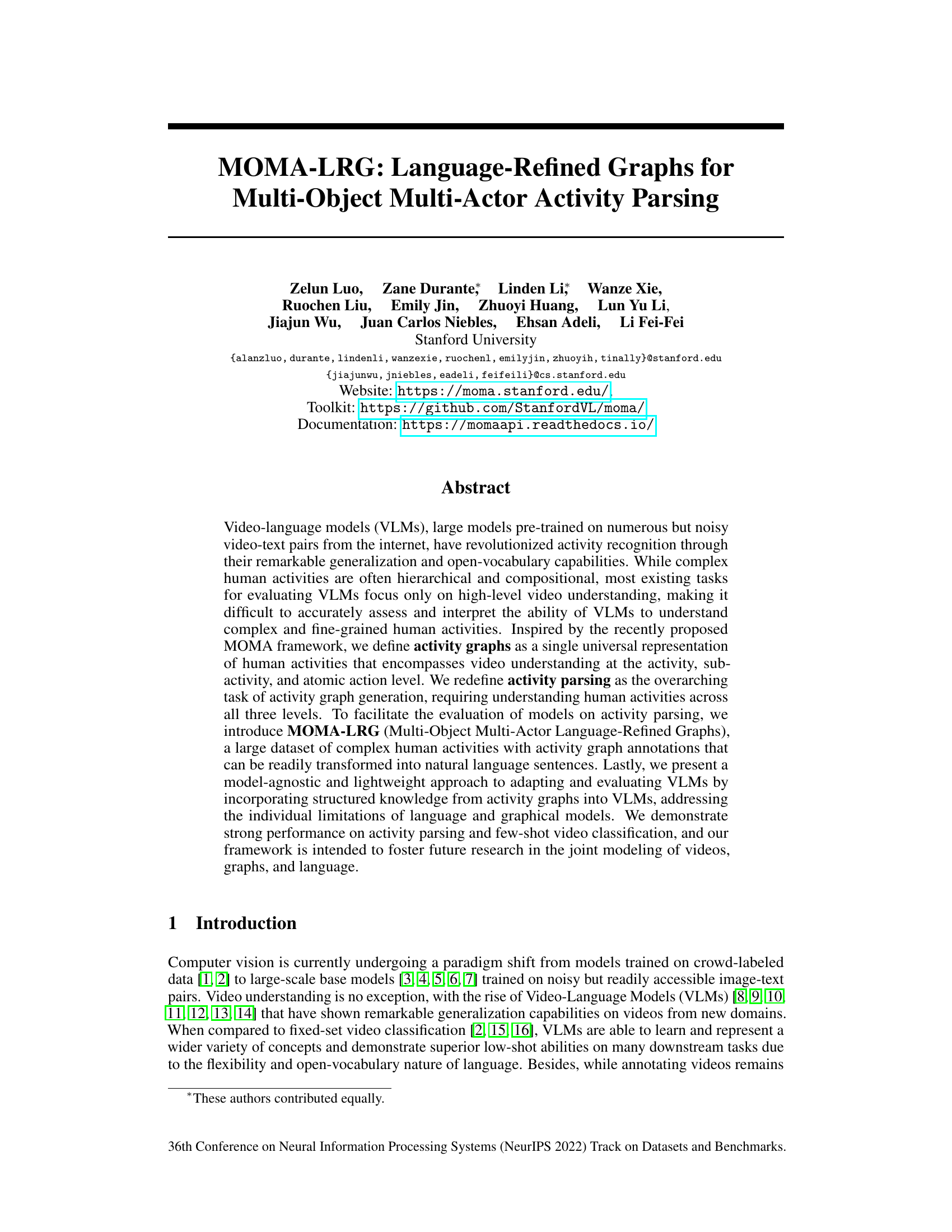 MOMA-LRG : Graphes raffinés par le langage pour l'analyse d'activités multi-objets et multi-acteurs